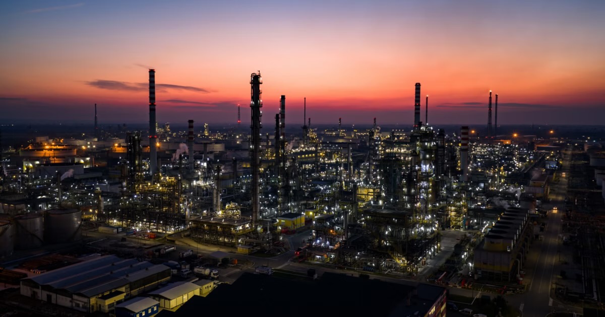 Raffineria industriale al tramonto, immagine per articolo sulla sicurezza energetica